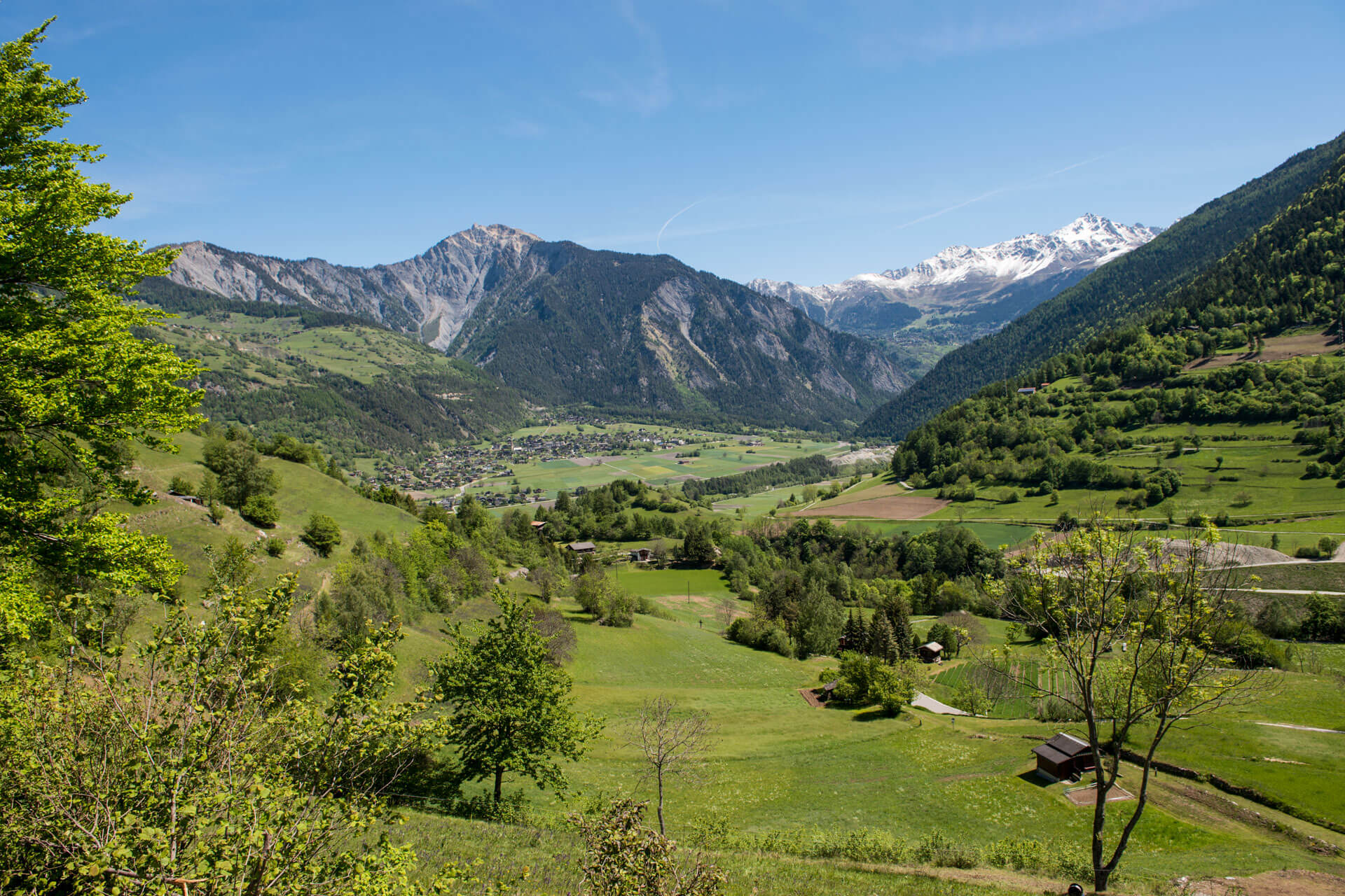 Weites Alptal mit Dörfern und Gipfeln, Pause auf Sprachreise, Konversation üben im Freien.