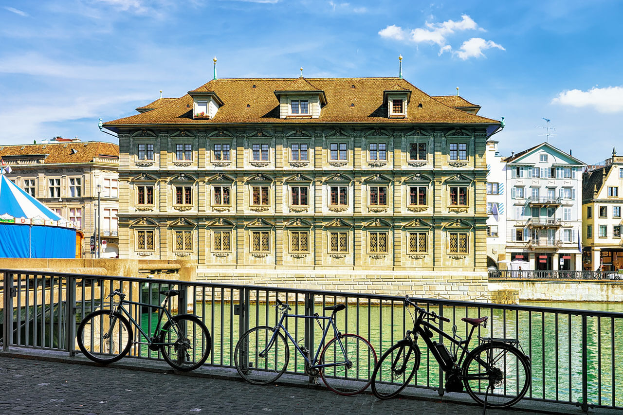 Fahrräder am historischen Rathaus, Stadtspaziergang nach dem Unterricht, Vokabeln im Alltag anwenden.
