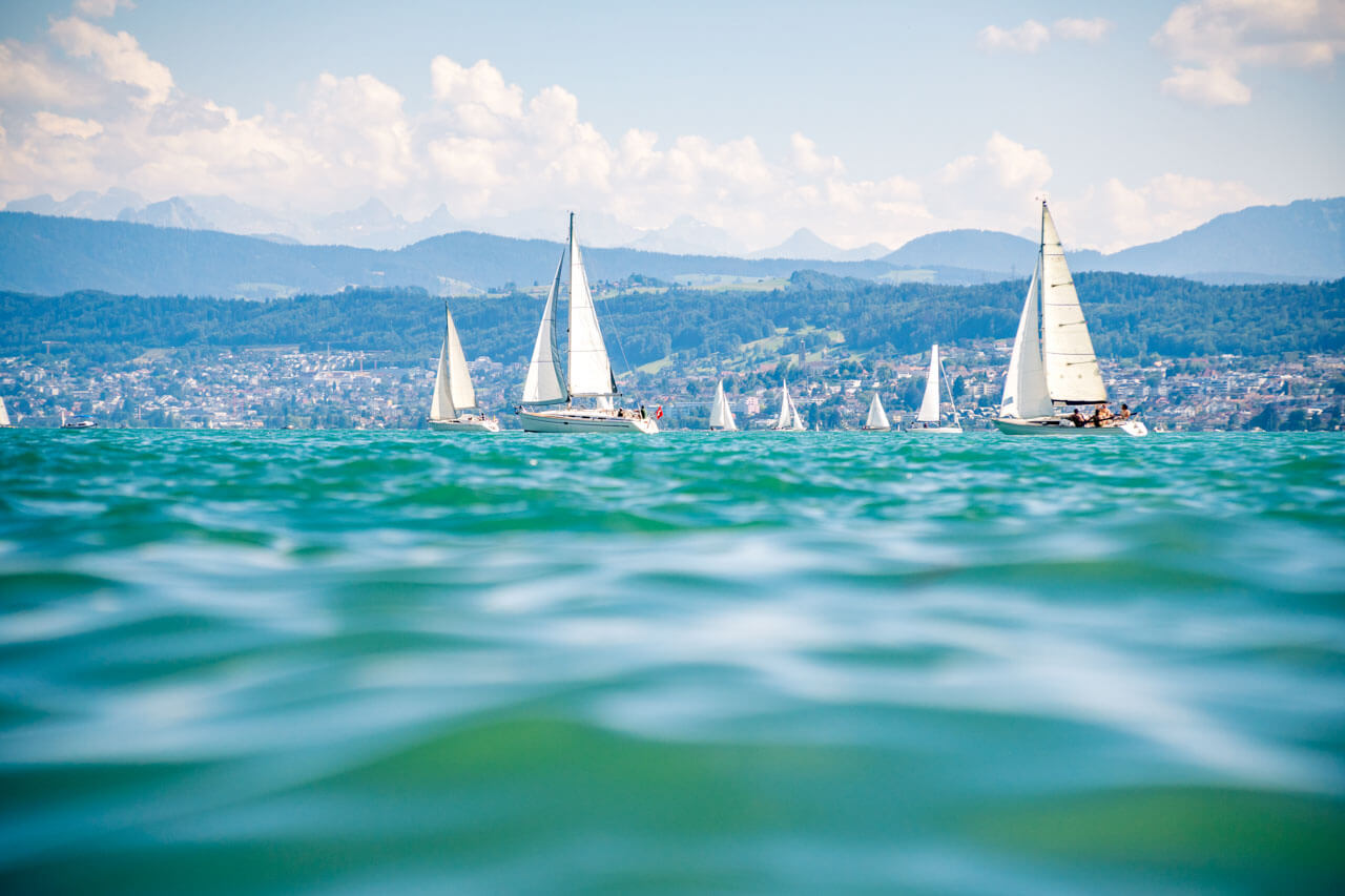 Segelboote auf dem Zürichsee, Exkursion nach dem Unterricht, Hörverstehen trainieren am Wasser.