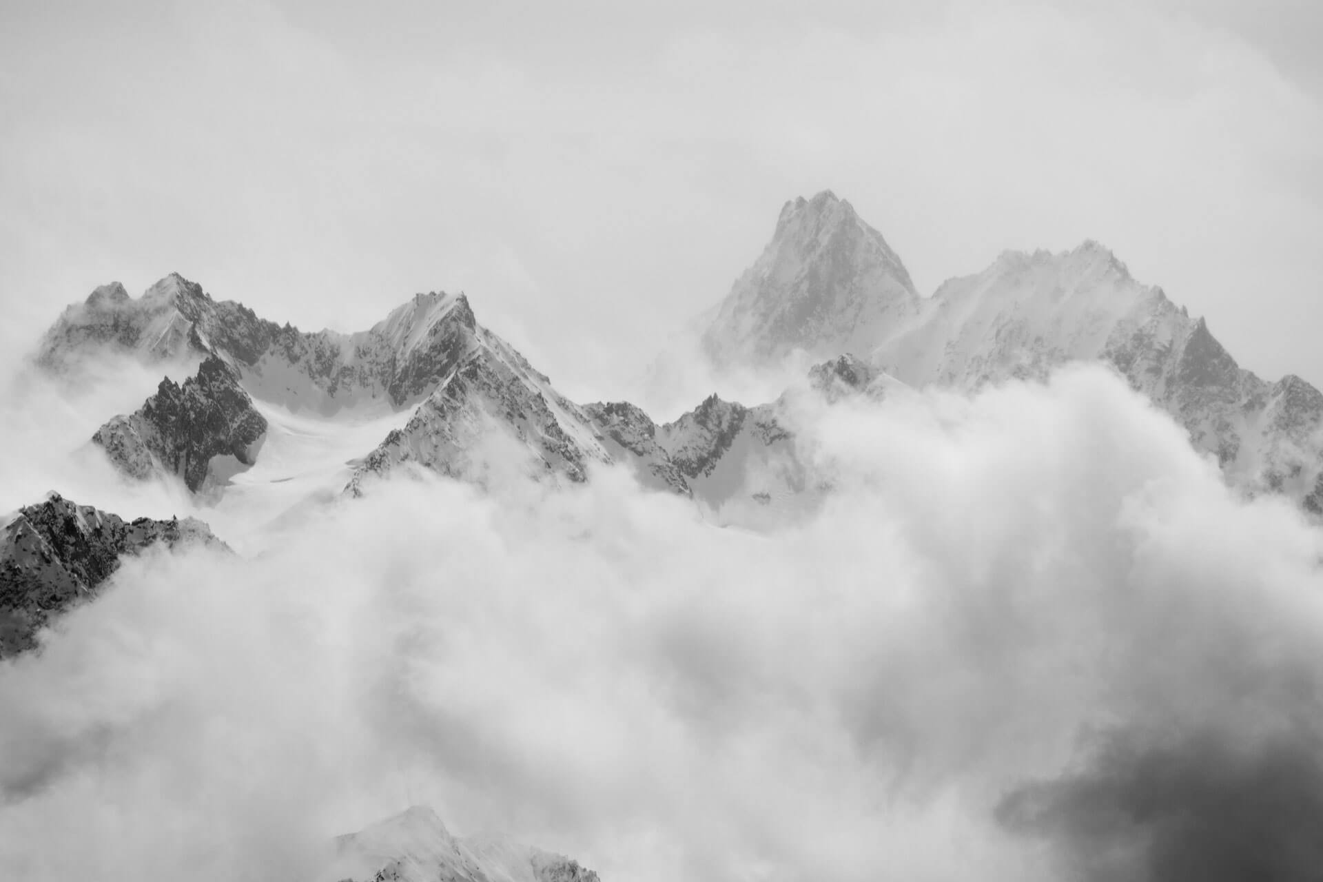 Verschneite Gipfel im Wolkenmeer, Hörverstehen trainieren auf der Sprachreise.