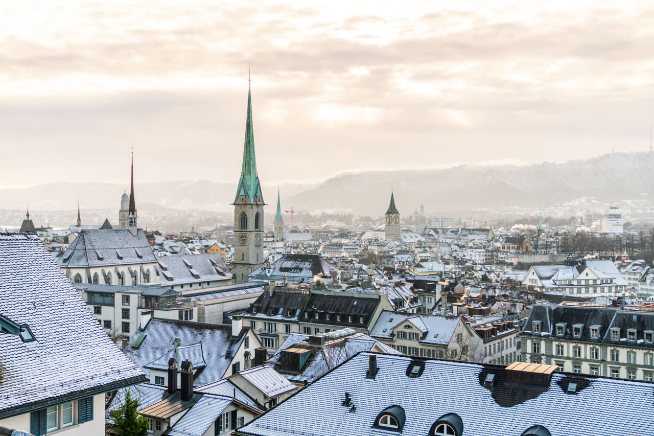 Winterliche Stadtansicht mit Kirchtürmen, Aussprache üben im Sprachkurs, Entdeckungstour nach dem Unterricht.