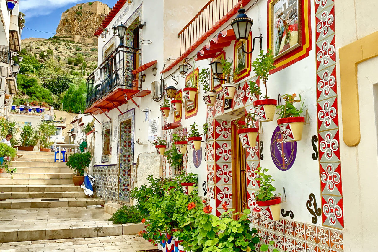 Bunte Fassaden mit Keramik und Blumen, Spanisch lernen im Alltag Hörverstehen auf dem Markt