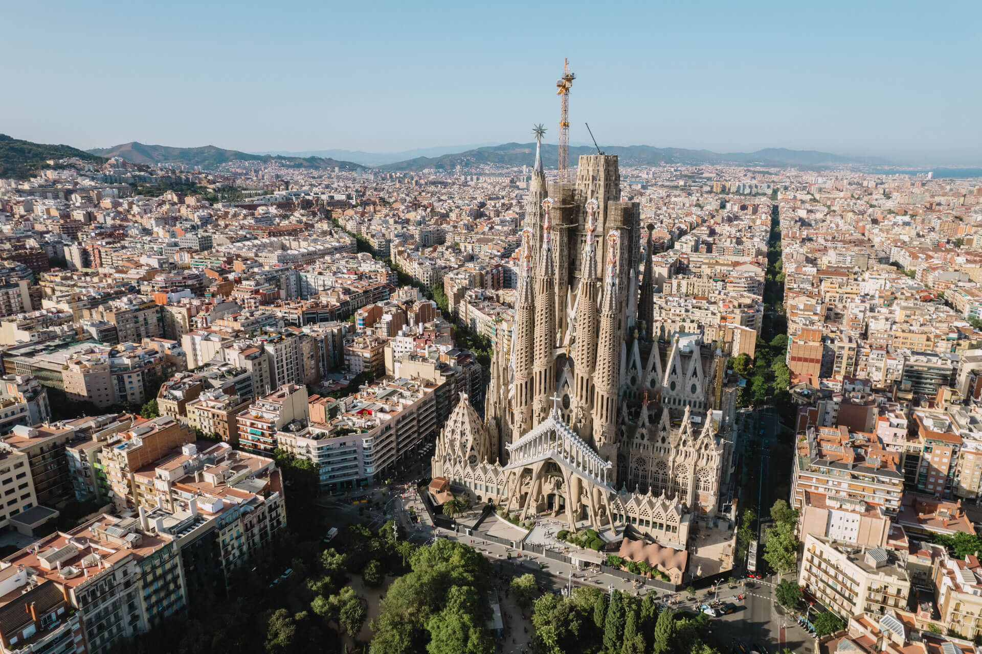 Sagrada Família von oben, Stadtmuster drumherum – Sprachkurs Spanisch, Grammatik im Kontext üben.