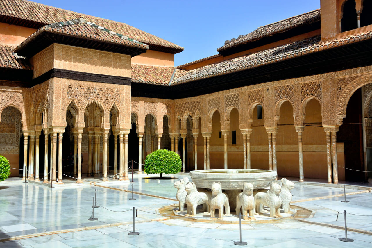 Patio de los Leones in der Alhambra: Marmorhof mit Löwenbrunnen und filigranen Bögen.