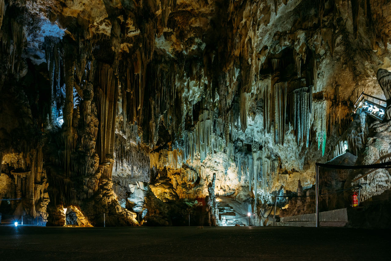 Cuevas de Nerja – beeindruckende Tropfsteinhöhle mit beleuchteten Stalaktiten und Stalagmiten