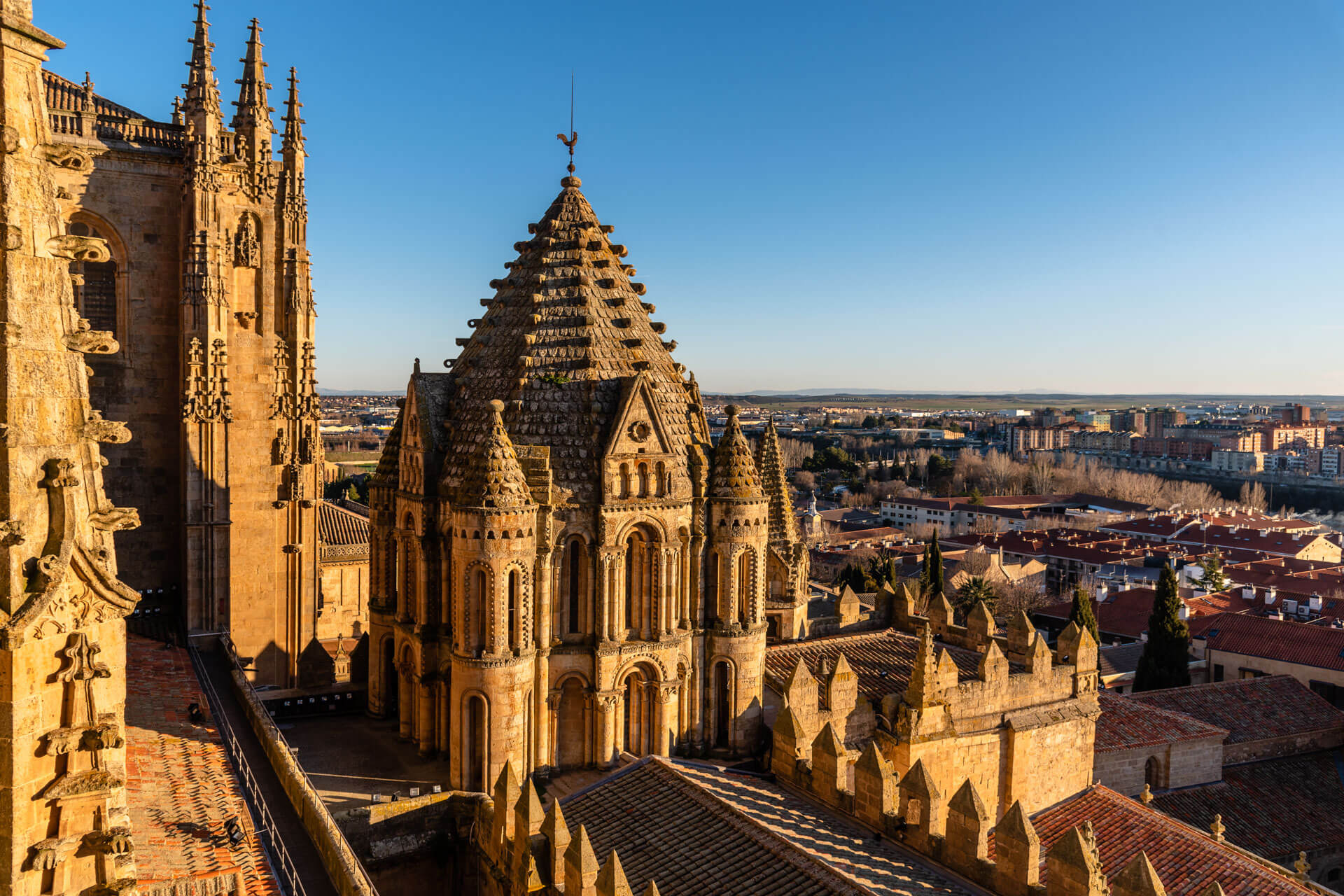 Blick von den Türmen der Alten Kathedrale Salamanca über die Stadt – romanische Kuppel und filigrane Spitzen im Abendlicht.