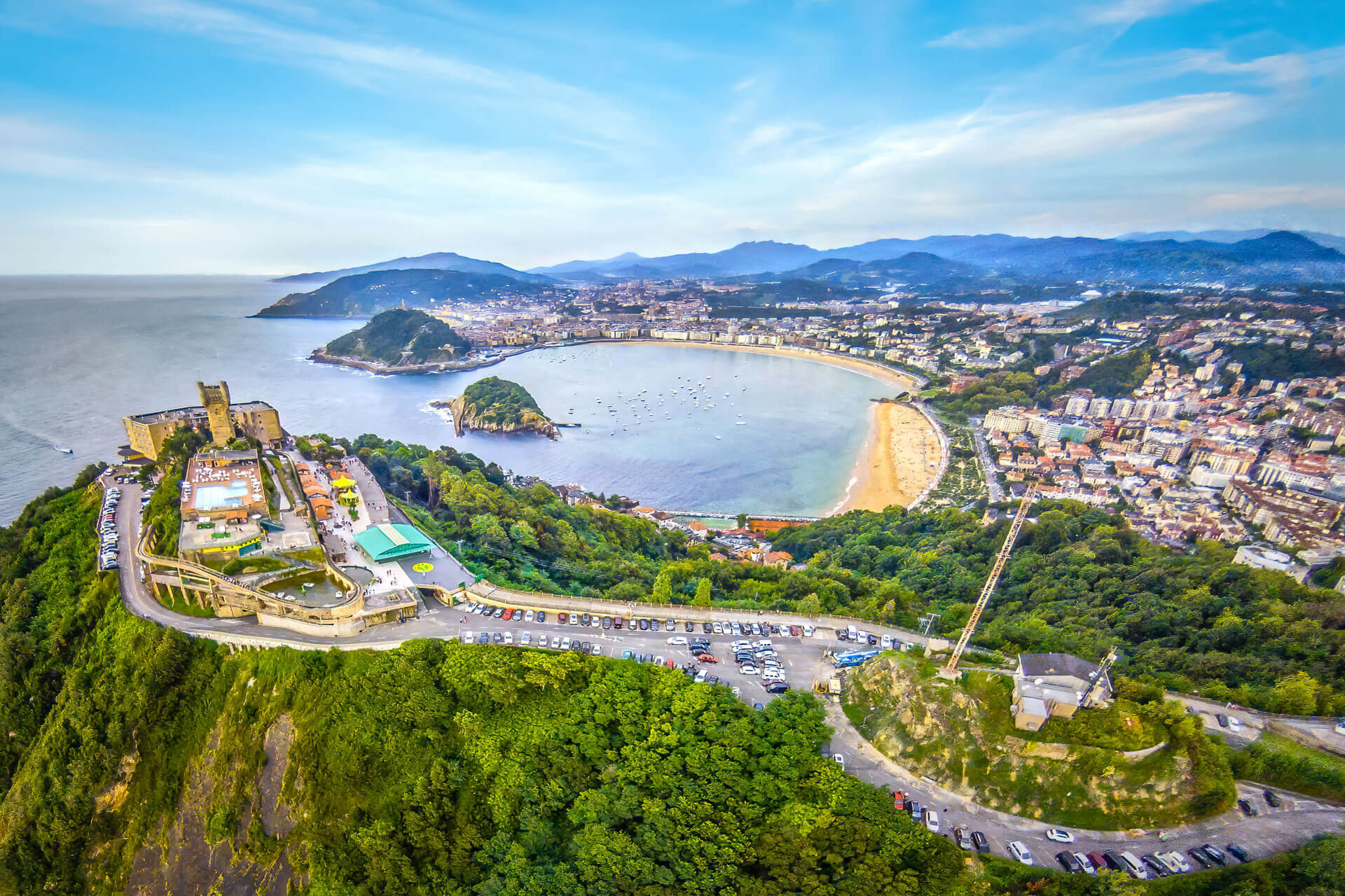 Panoramablick auf San Sebastián mit der muschelförmigen Bucht La Concha und der Isla Santa Clara vom Monte Igueldo.
