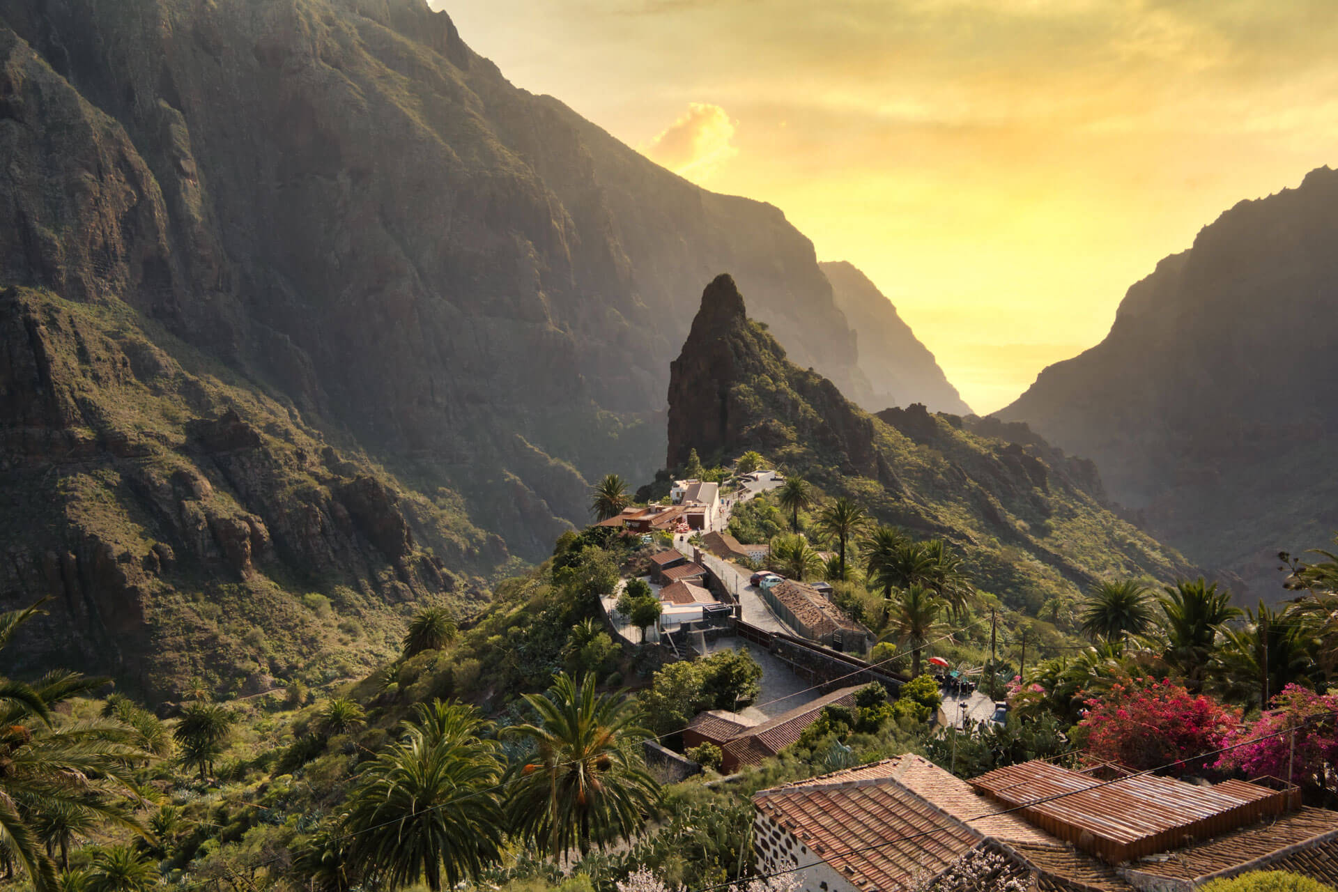 Bergdorf Masca im Abendlicht, schrofe Schluchten, Palmen und dramatische Felsformationen mit goldgelbem Himmel.