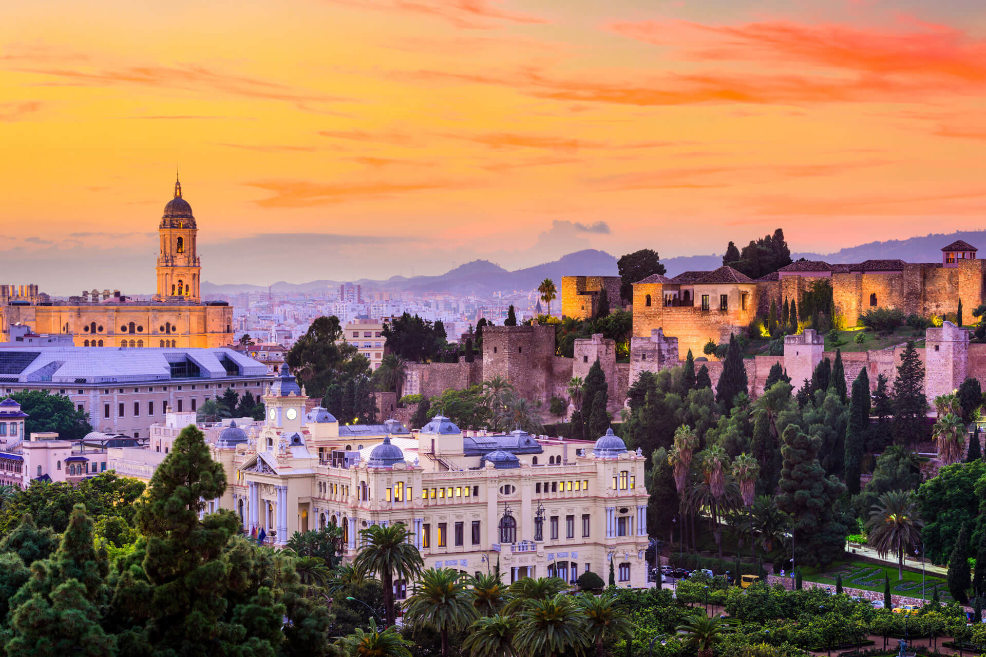 Abendstimmung über Málaga mit Kathedrale und Alcazaba im warmen Licht.
