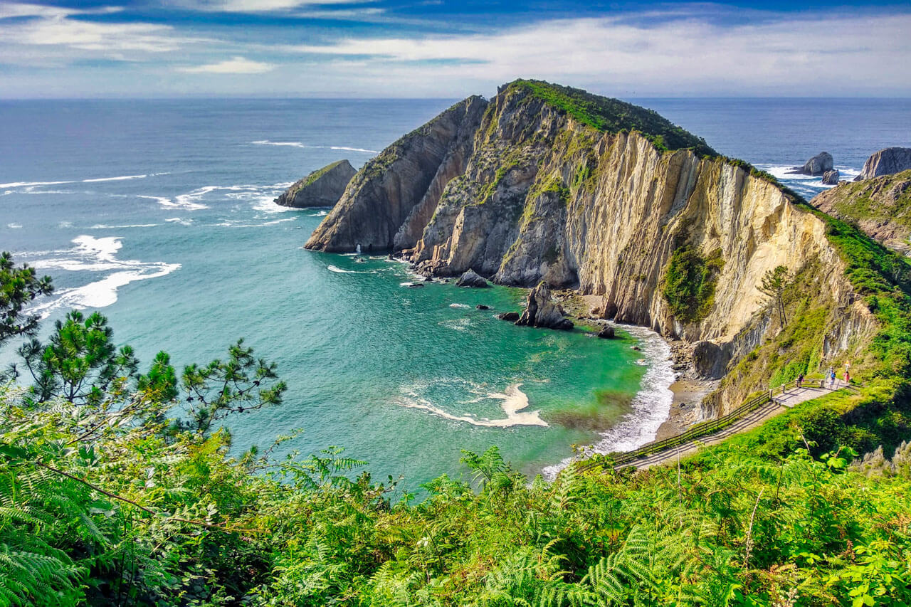 Steilküste und türkisfarbenes Meer am Playa del Silencio in Asturien perfekt für Spanisch lernen mit Naturbezug