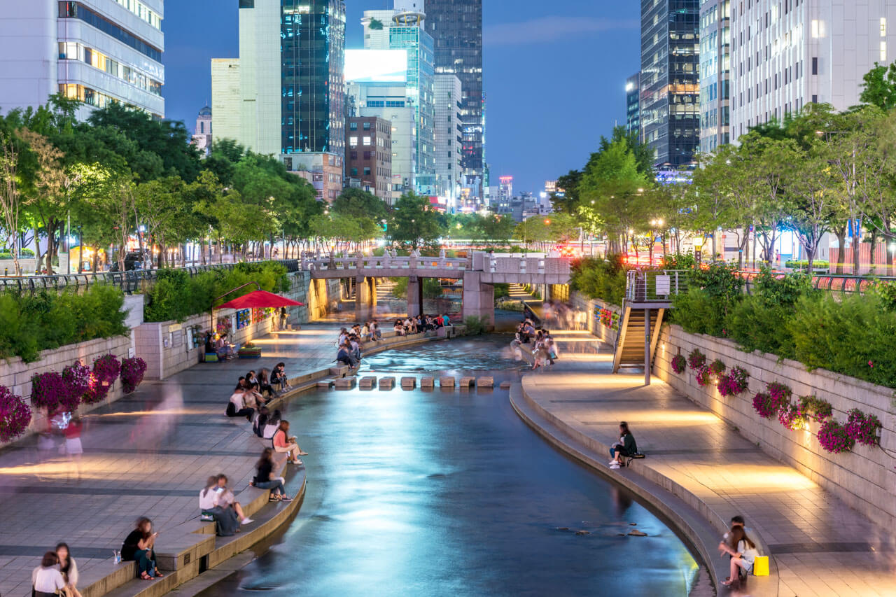 Uferweg am Stadtfluss als Treffpunkt Sprachkurs und Small Talk sowie Redemittel üben