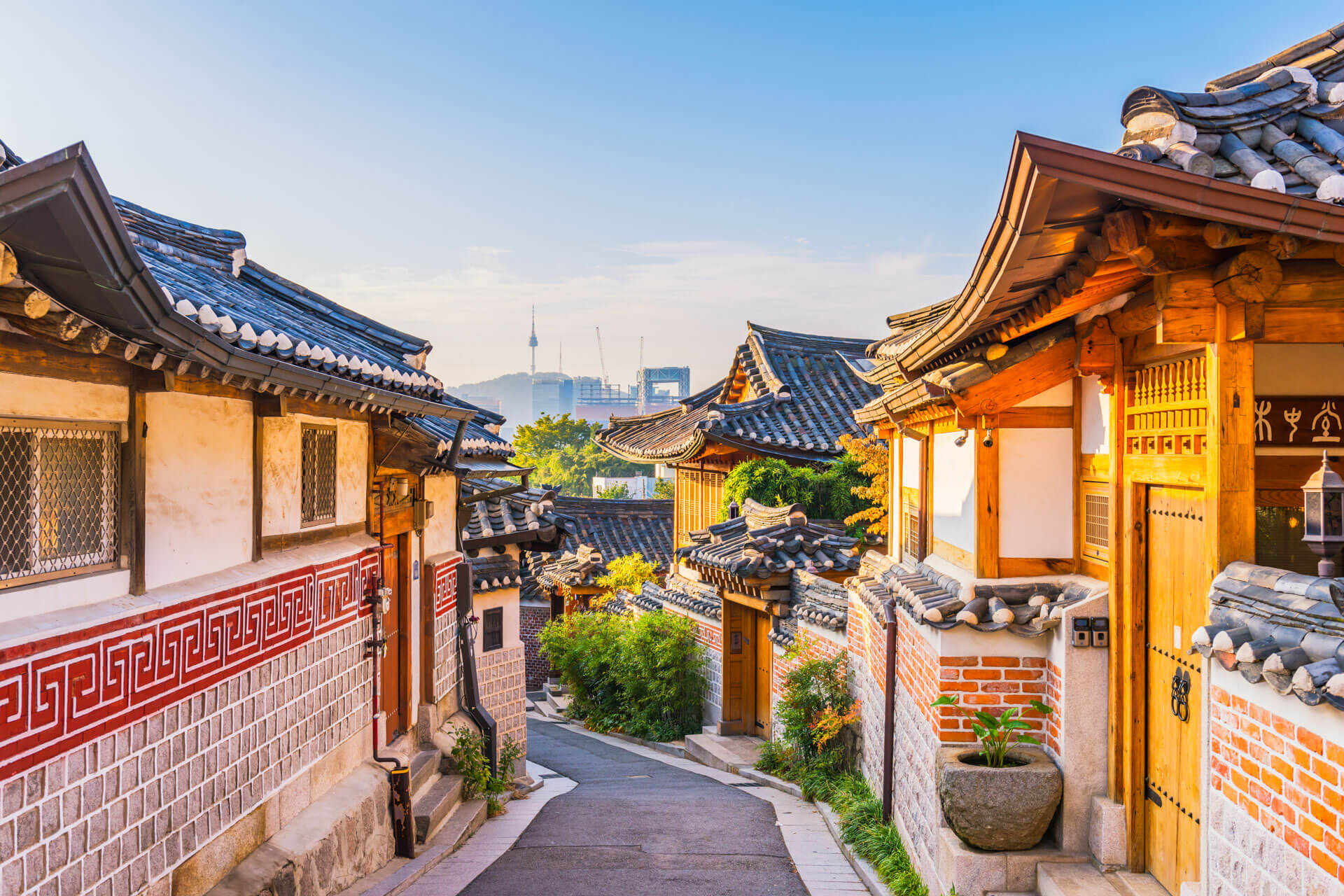 Hanok-Gasse in Seoul bei Morgenlicht – Sprachreise Korea, Vokabeln zu Architektur und Alltag.