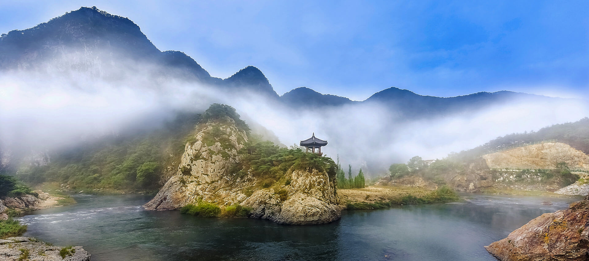 Pavillon auf Felsen im Nebel, Sprachreise, Landschaftsvokabeln und Bildbeschreibungen trainieren.