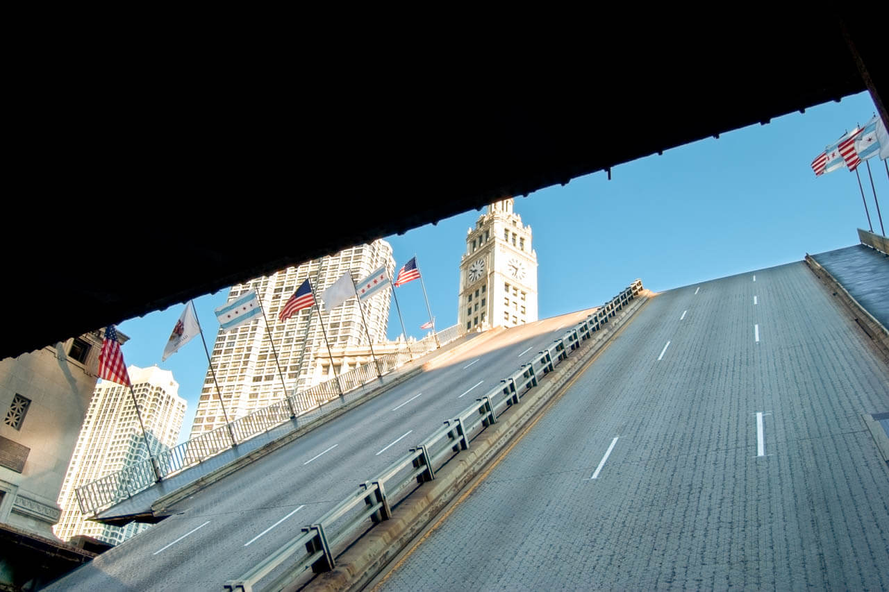 Geöffnete Brücke mit Flaggen und Uhrturm, Grammatik trainieren mit Stadtvokabeln auf Exkursion.