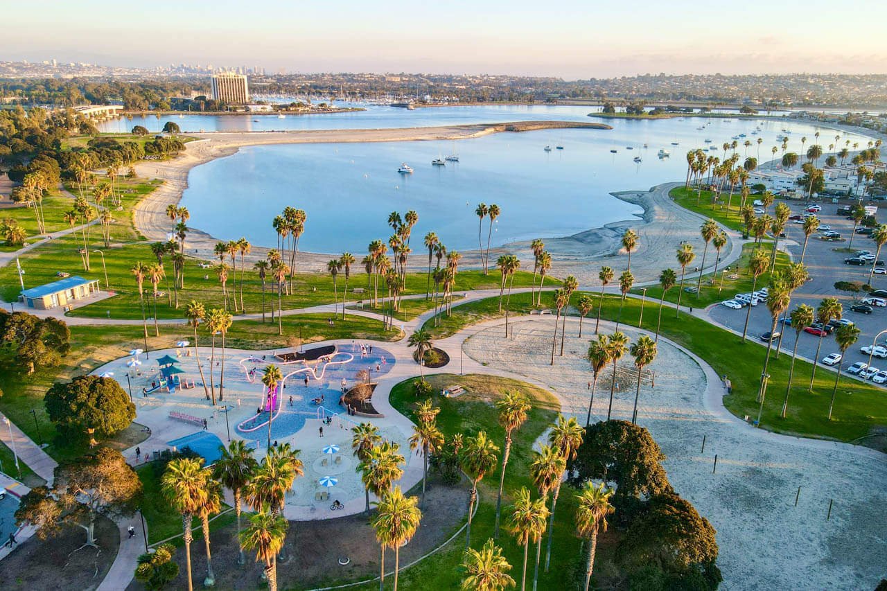 Lagunenpark mit Palmen und Stränden, Wege zum Wasser. Sprachreise mit Freizeit am Meer.