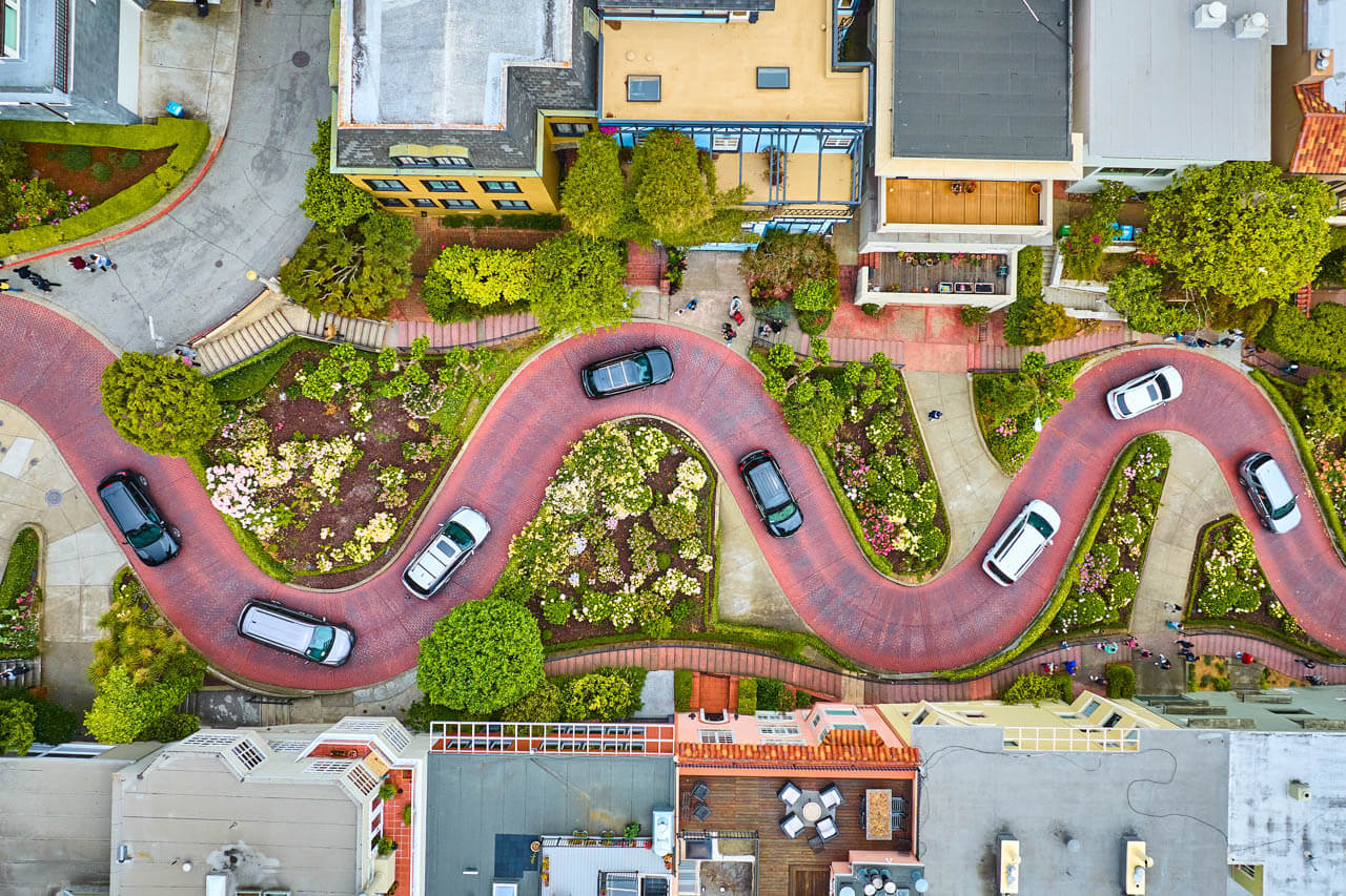 Serpentinen der Lombard Street von oben. Vokabeln im Alltag anwenden, Sprachkurs San Francisco.