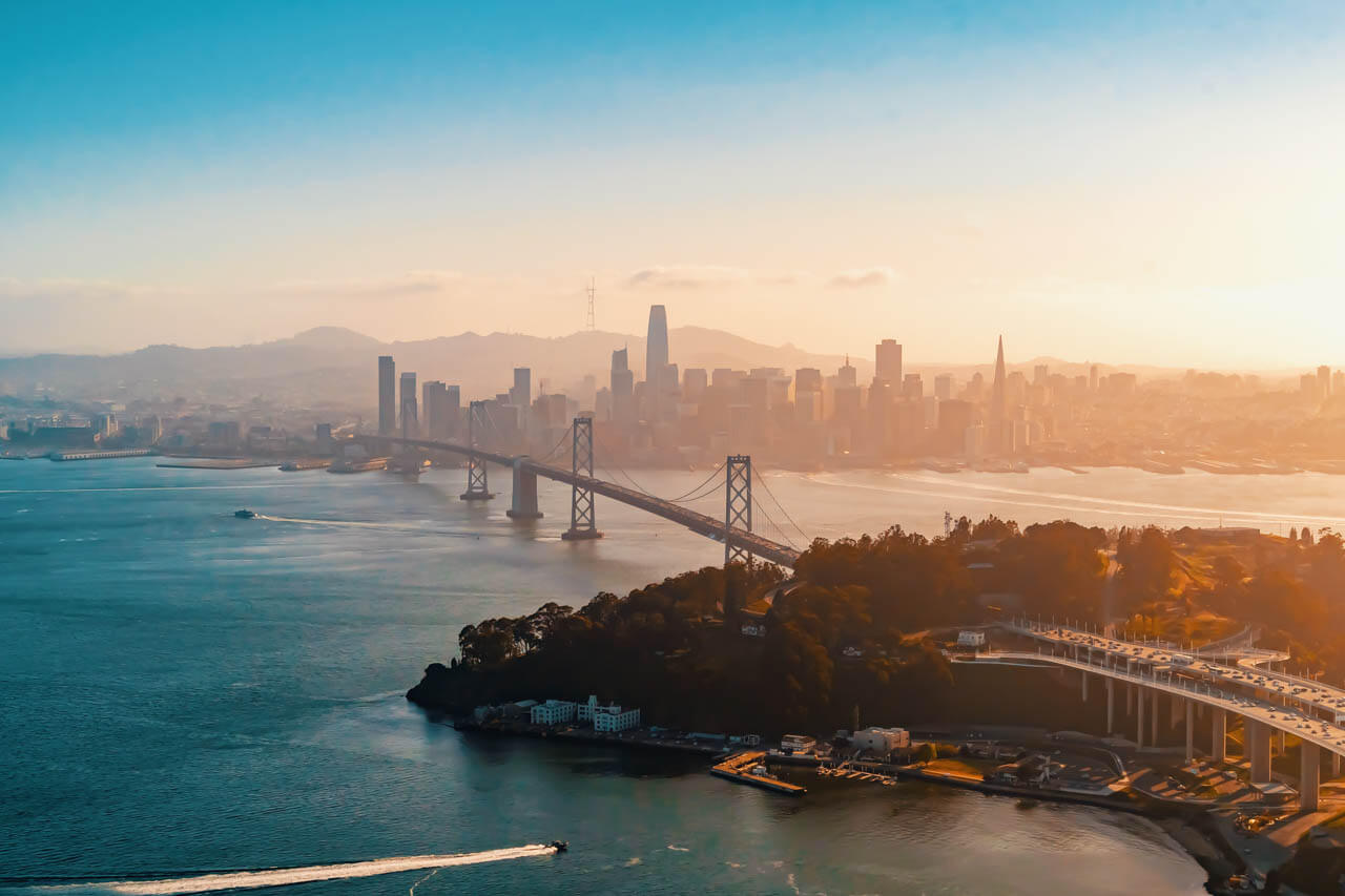 Bay Bridge vor Skyline im Dunst. Sprachreise Kalifornien, Hörverstehen trainieren.
