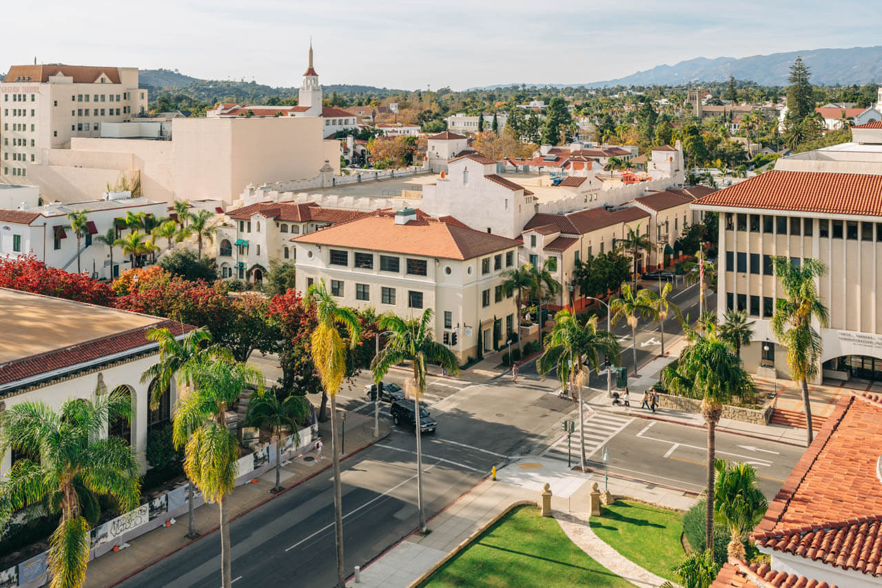 Spanisches Stadtbild mit Palmen und roten Dächern Vokabeln im Alltag anwenden.