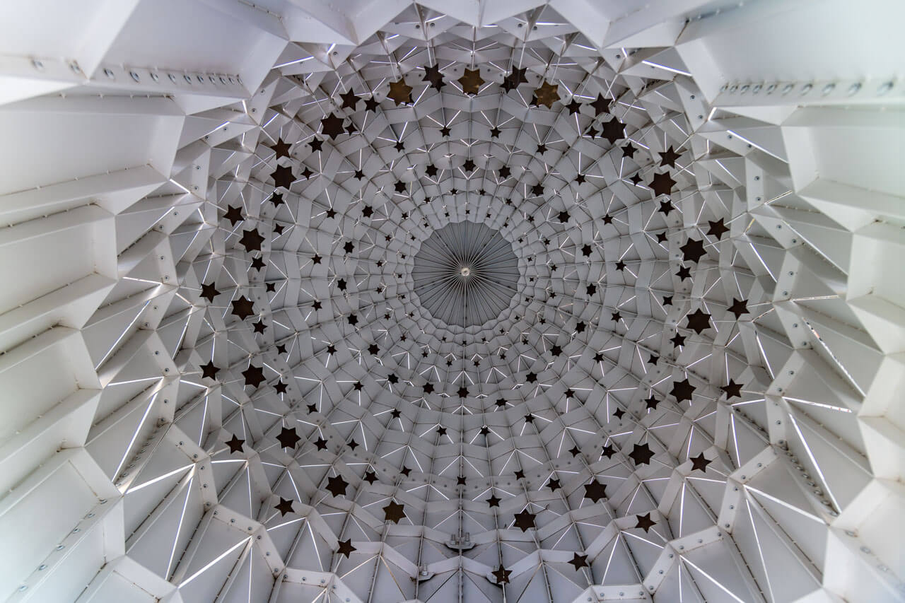 Arabisches Deckengewölbe mit sternförmigen Mustern Grammatik trainieren im kulturellen Kontext