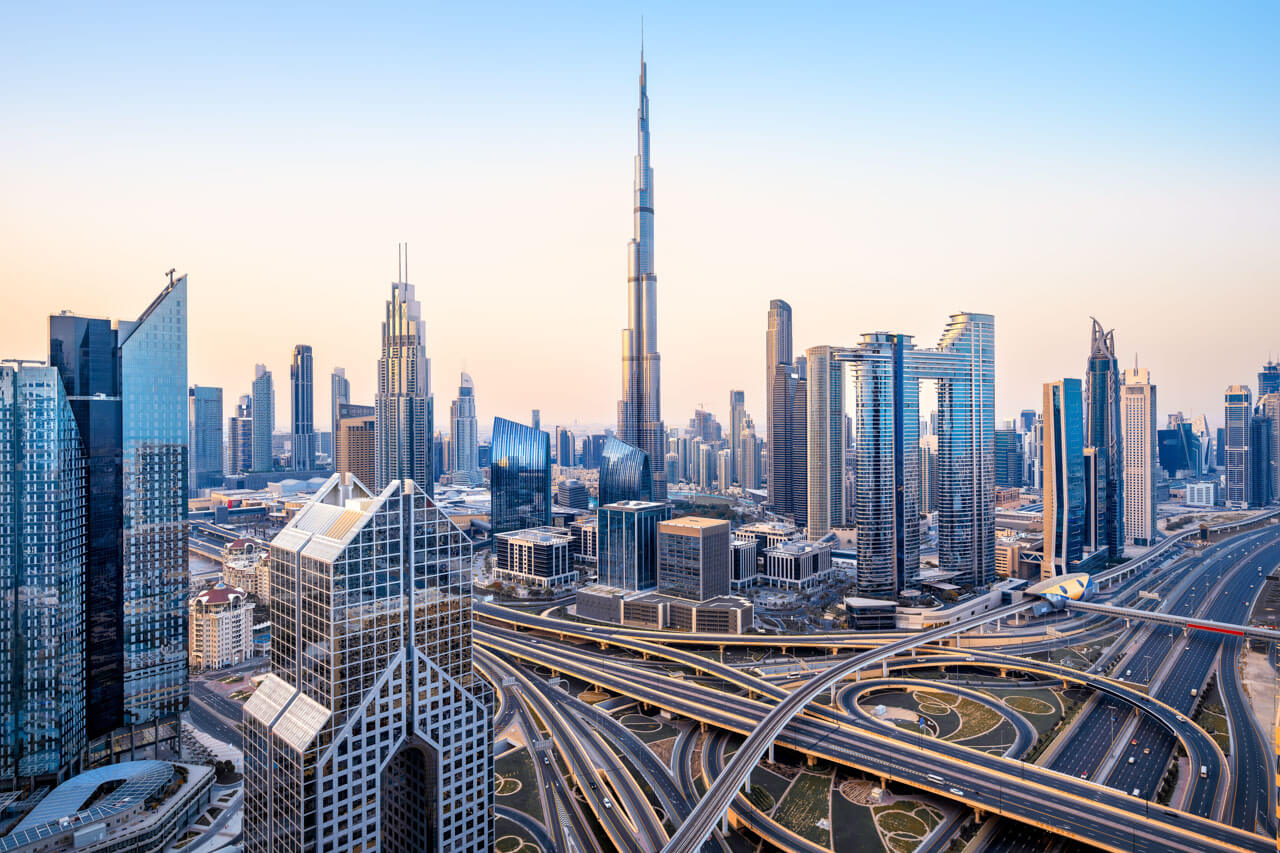 Burj Khalifa und Hochhäuser von Dubai Sprachkurs Aussprache verbessern im modernen Umfeld