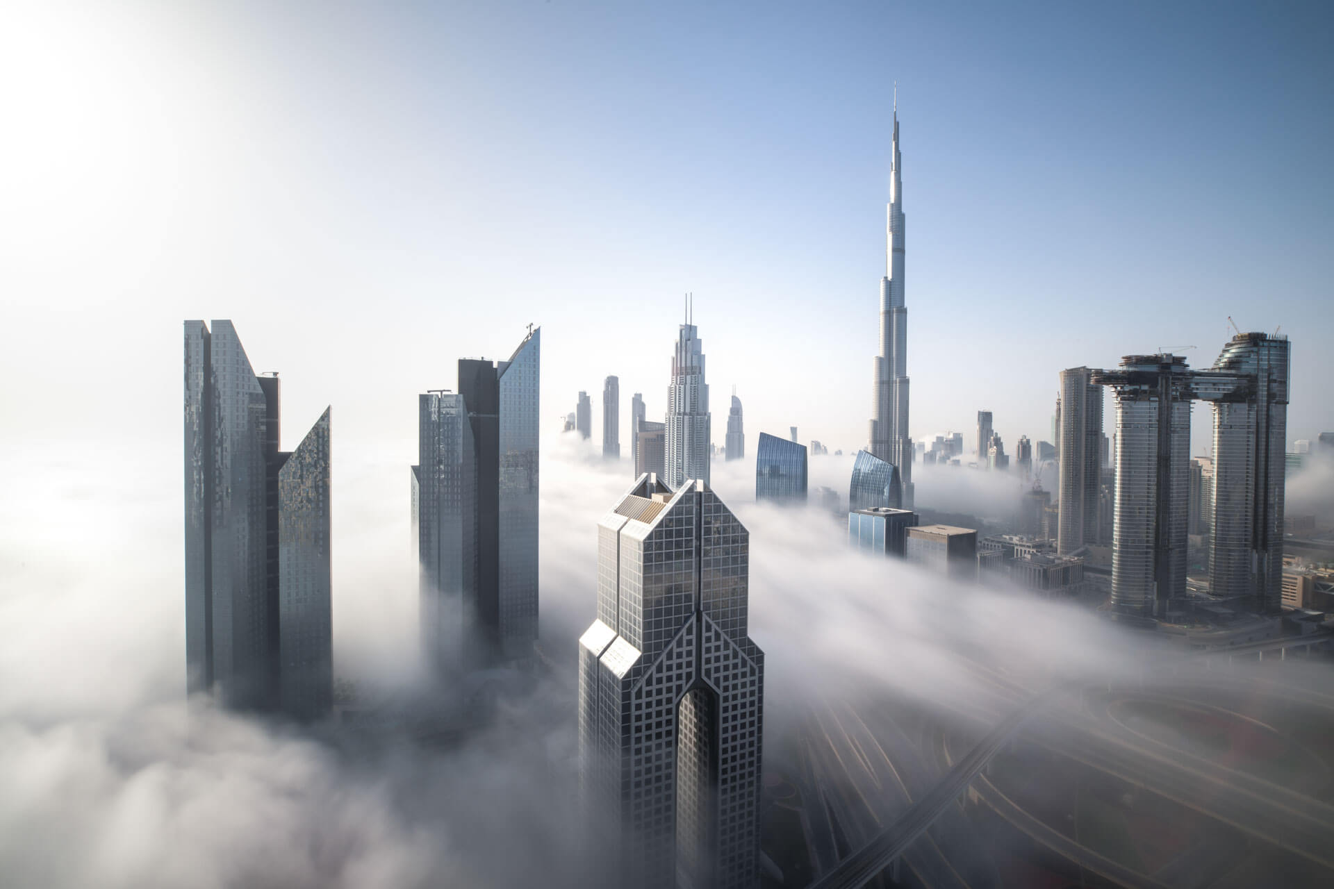 Moderne Skyline im Nebel mit Burj Khalifa, Sprachreise in den Emiraten.
