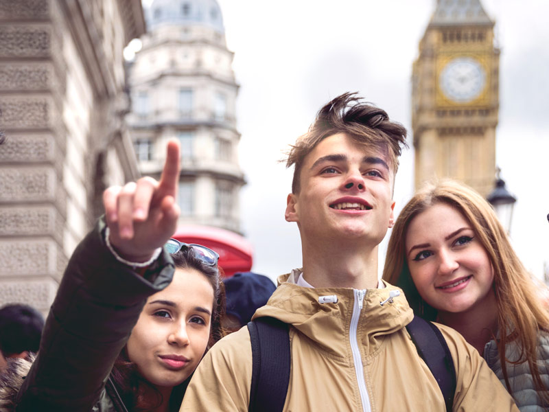 Junge Sprachschüler auf der Suche nach dem Weg
