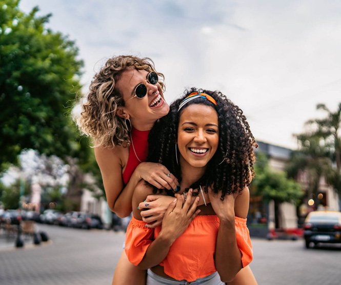 Zwei Sprachschülerinnen genießen die Freizeit