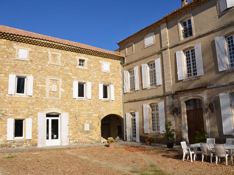 Neben- und Hauptgebäude Château Correnson, Business Sprachreisen
