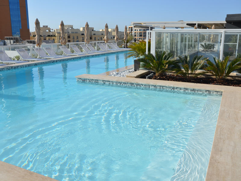 Poolbereich des Hotels, St. Julians Business Sprachreisen